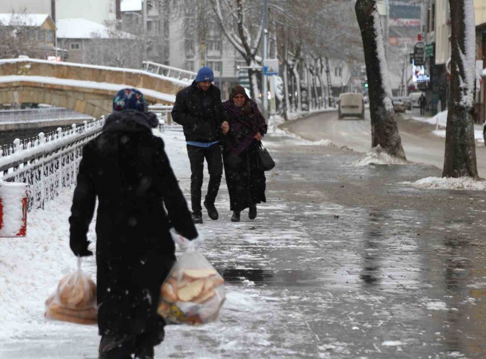 Kastamonu Beyaza Büründü: Kent Merkezinde Ortaya Kartpostallık Görüntüler Çıktı