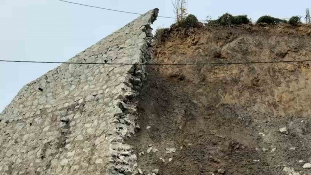 Sağanak Sonrası Toprak Hareketlendi: Rize’de İstinat Duvarı Çöktü