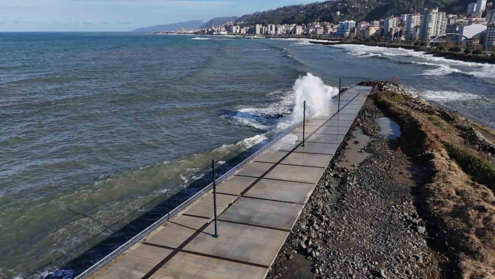 Rize Sahilinde Dev Dalgalar Havadan Görüntülendi