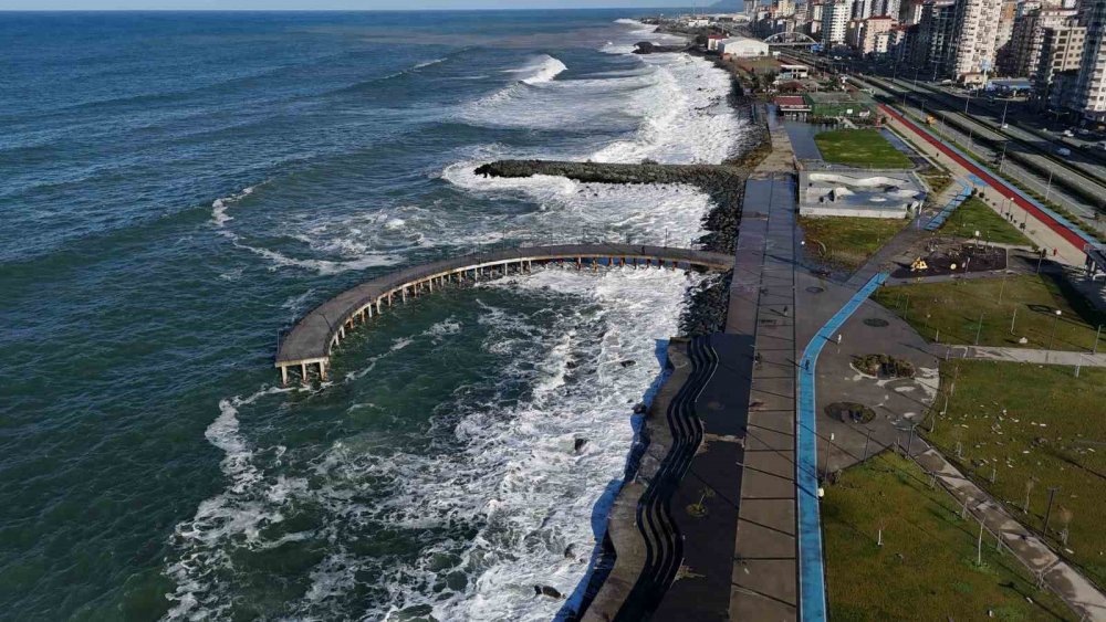 Rize Sahilinde Dev Dalgalar Havadan Görüntülendi