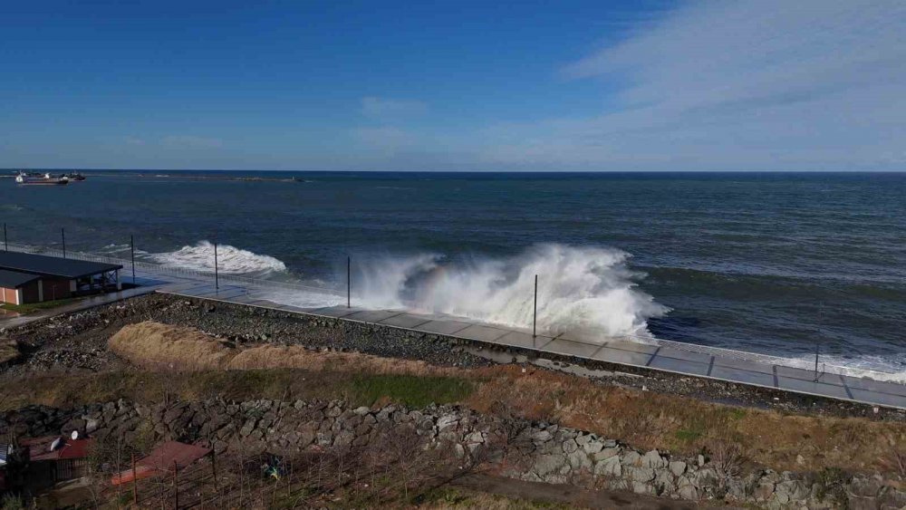 Rize Sahilinde Dev Dalgalar Havadan Görüntülendi