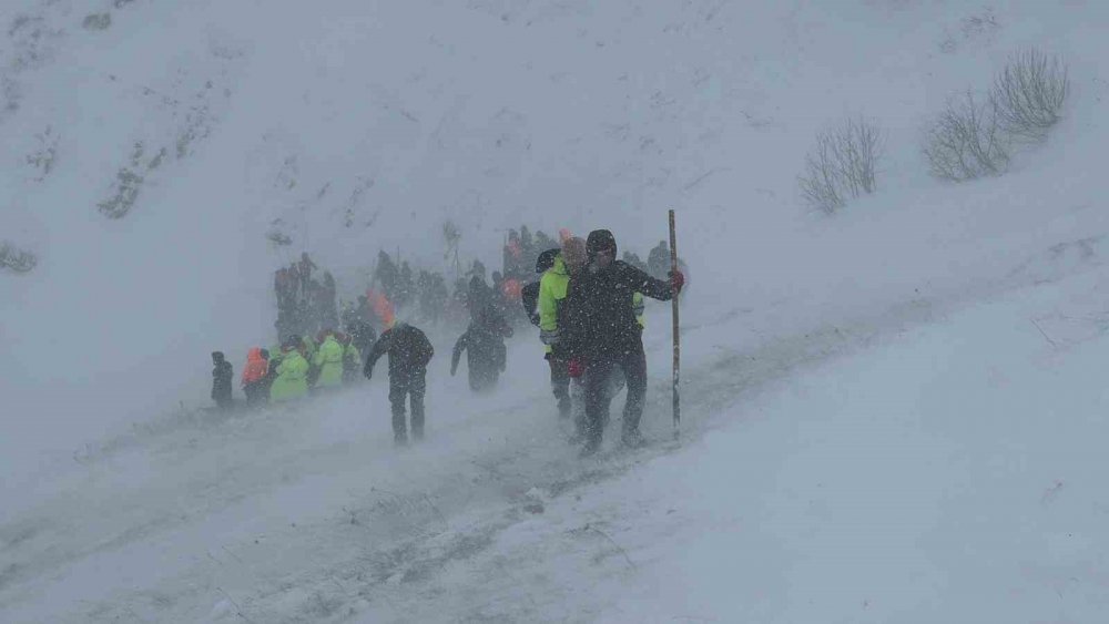 Artvin’de Çığ Bölgesinde Arama Çalışmalarına Ara Verildi