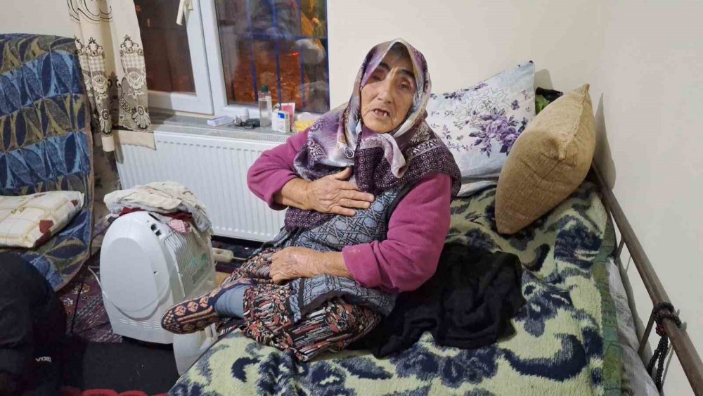 Yaşlı Kadın Engelli Oğluna 61 Yıldır ‘bebek’ Gibi Bakıyor: Azmiyle Örnek Oluyor