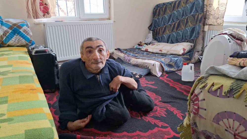 Yaşlı Kadın Engelli Oğluna 61 Yıldır ‘bebek’ Gibi Bakıyor: Azmiyle Örnek Oluyor