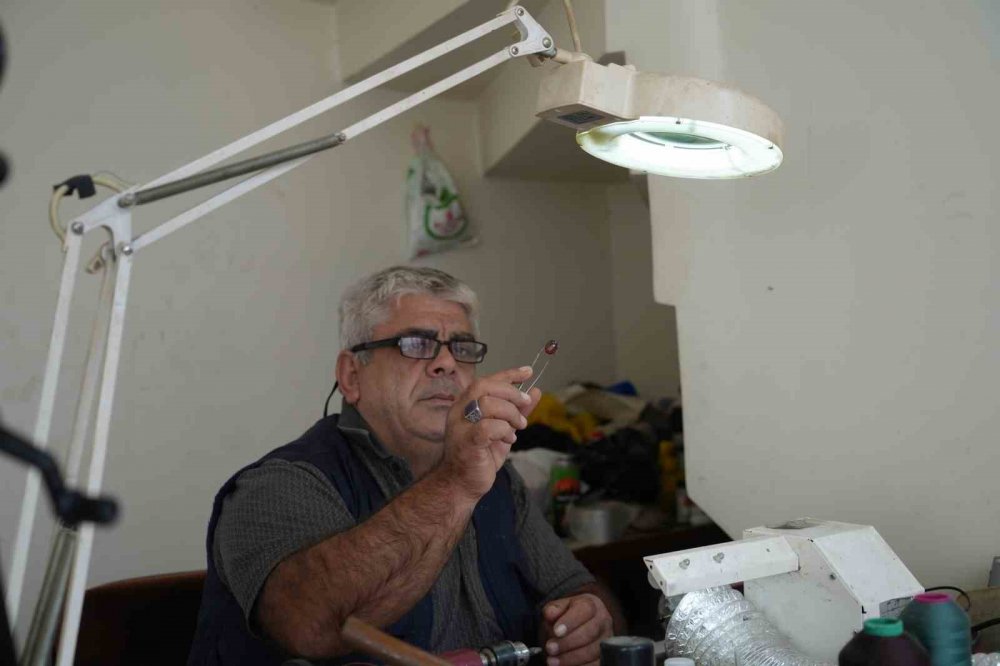 Bayburtlu Kehribar Ustası İşlediği Taşta Milyonlarca Yıllık Böcek Fosili Buldu