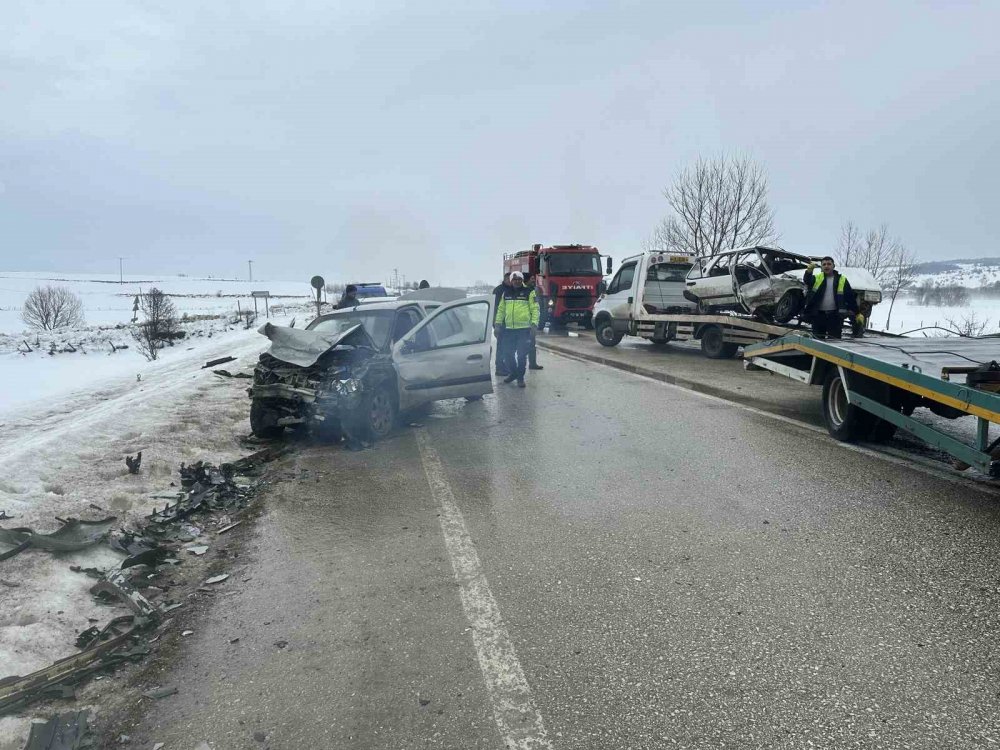 Tofaş Otomobil Karşı İstikametteki Otomobil İle Çarpıştı: 1 Ölü, 2 Yaralı