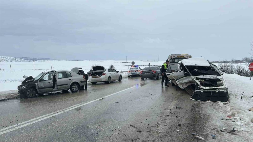 Tofaş Otomobil Karşı İstikametteki Otomobil İle Çarpıştı: 1 Ölü, 2 Yaralı