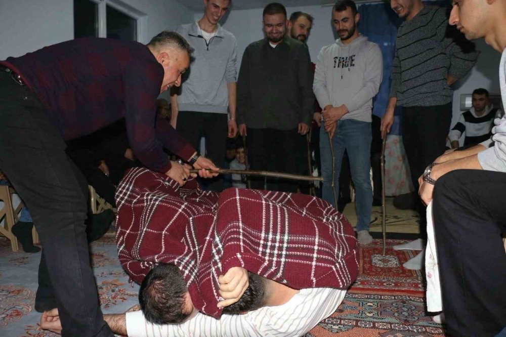 Onlarca Köylü Bir Araya Geldi, Geleneksel Orta Oyunları Kahkahaya Boğdu