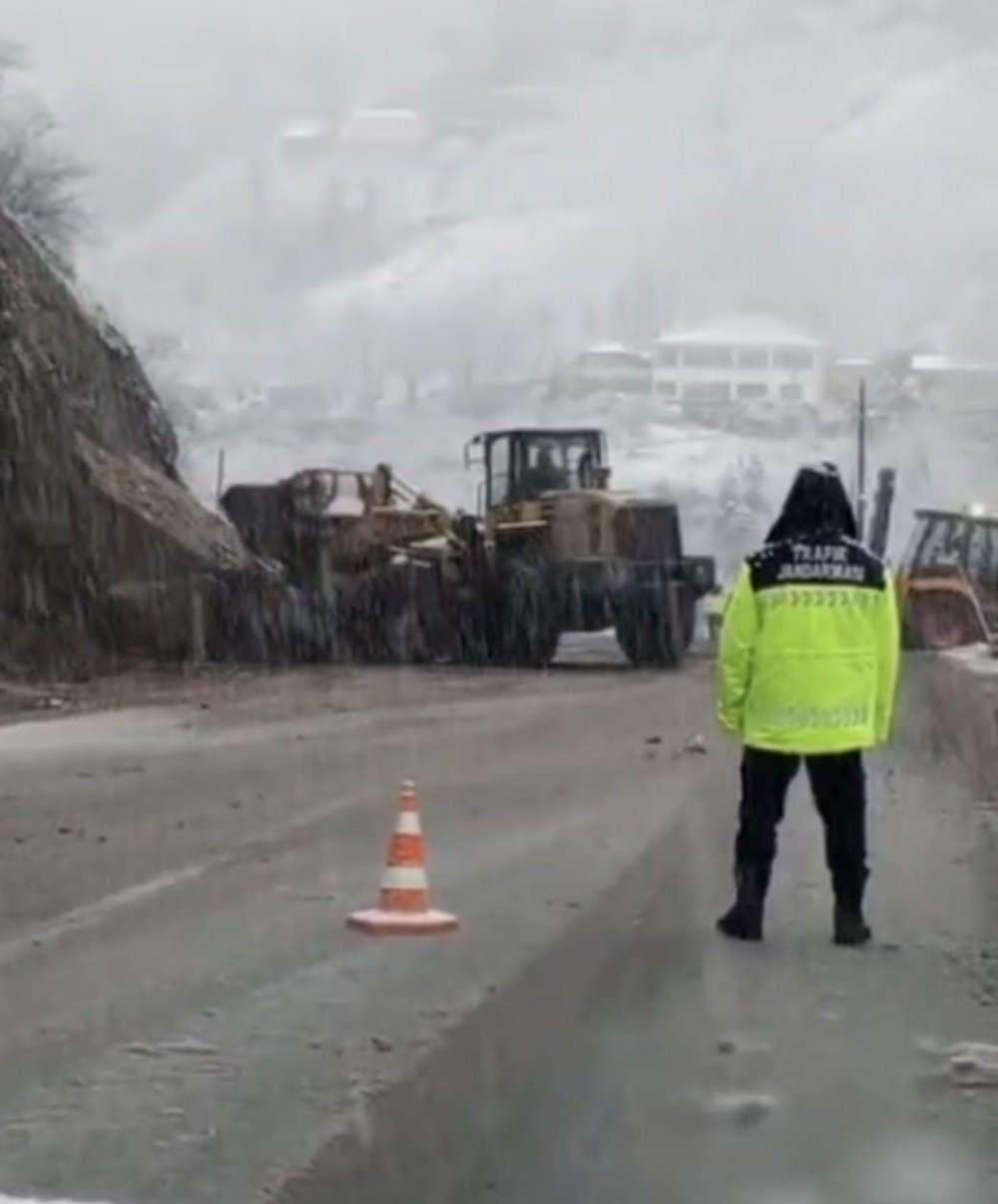 Şalpazarı-beşikdüzü Karayolunda Heyelan