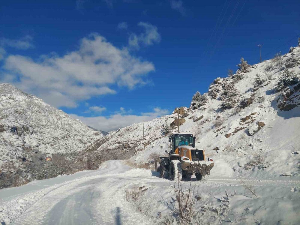 Artvin’de Kar Yağışı Nedeniyle 34 Köy Yolu Ulaşıma Kapandı
