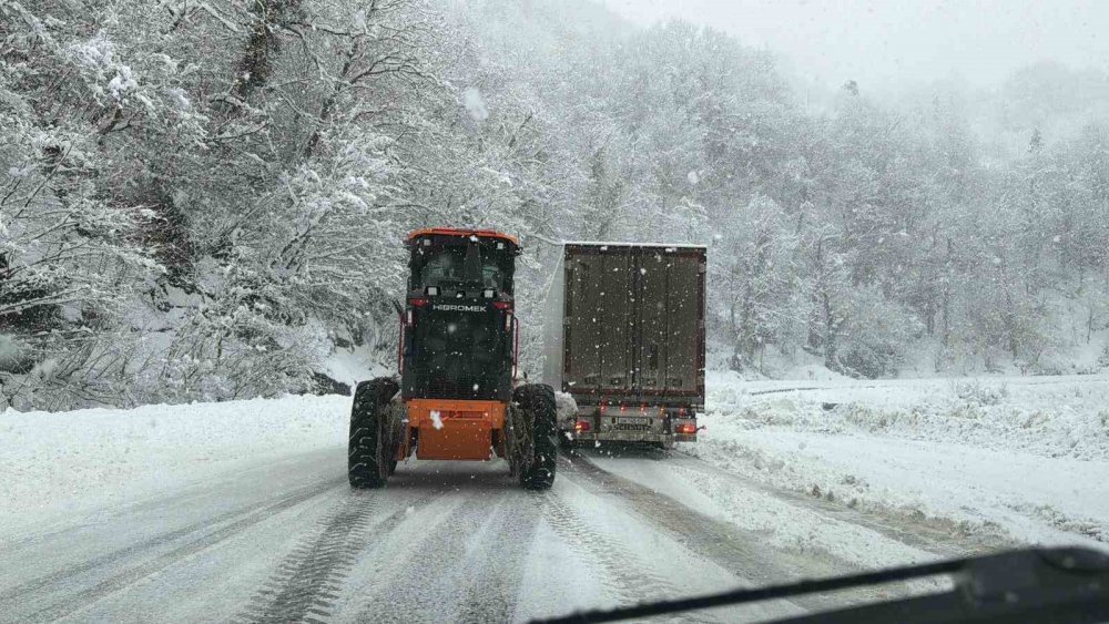 Hopa-borçka Karayolunda Kar Ve Tipi Ulaşımı Güçleştiriyor