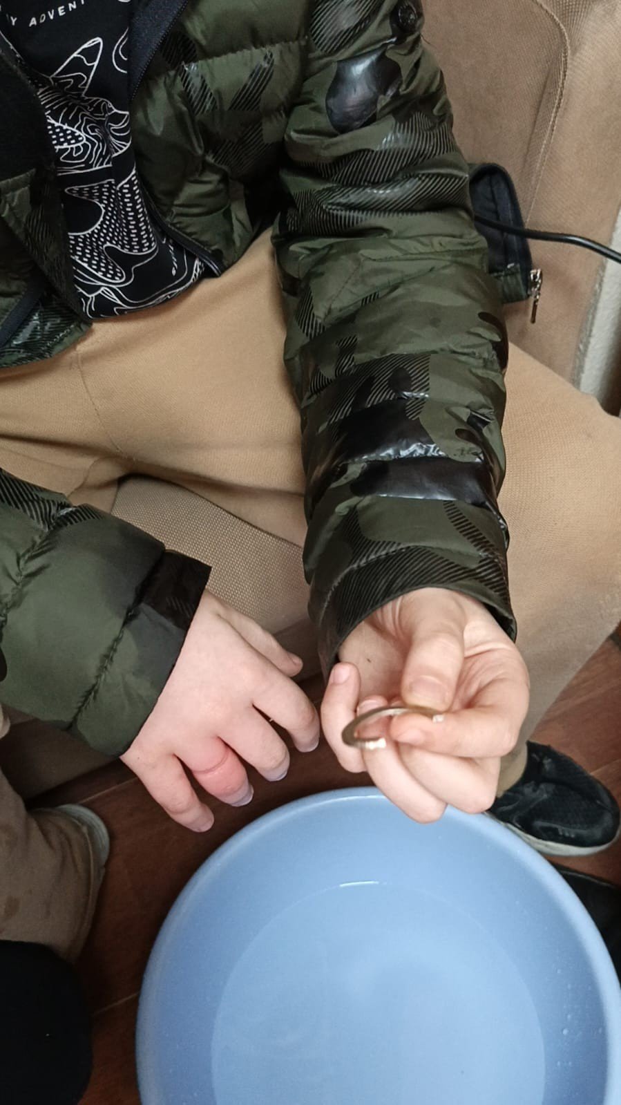 Rize’de 10 yaşındaki çocuğun parmağına sıkışan madeni para itfaiye ekiplerince çıkarıldı