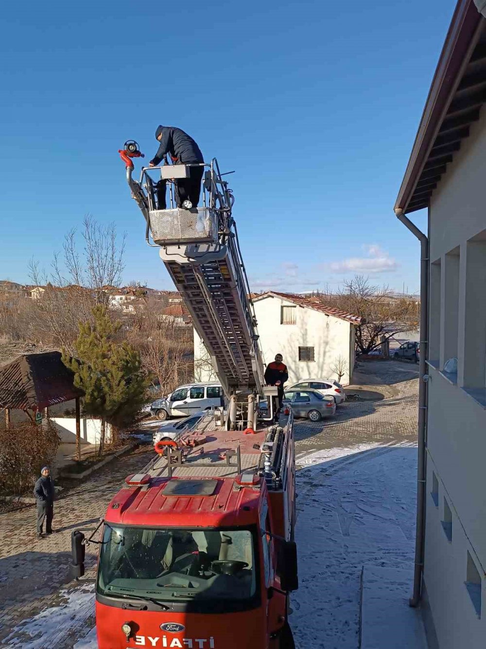 Çorum’da Binanın Çatısında Mahsur Kalan Kediyi İtfaiye Ekibi Kurtardı