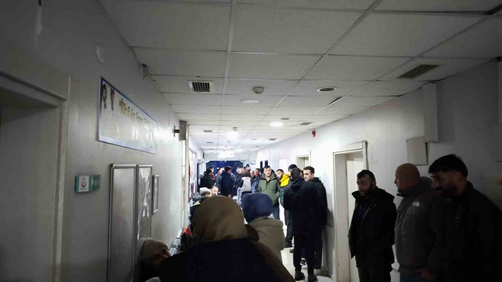 Kalbi Duran Yaralı İçin Doktor Sedye Üzerinde Kalp Masajı Yaptı