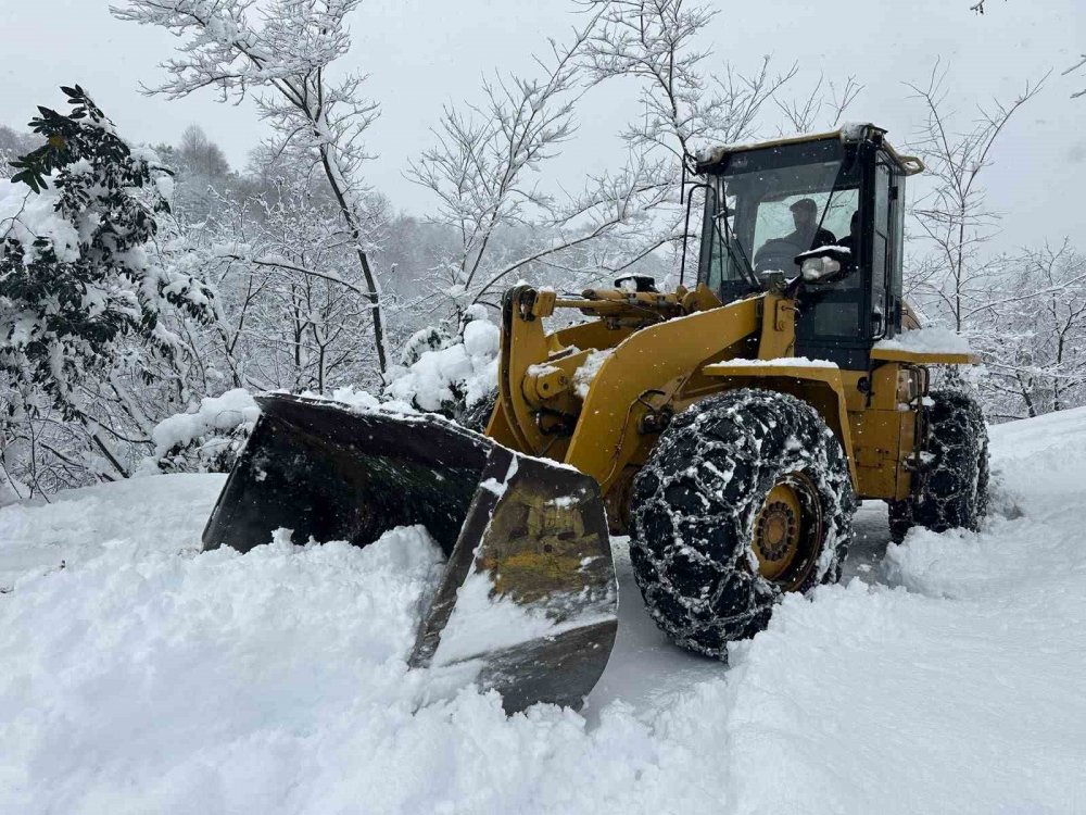 Rize’de Kar Yağışı: 63 Köy Yolu Ulaşıma Kapandı