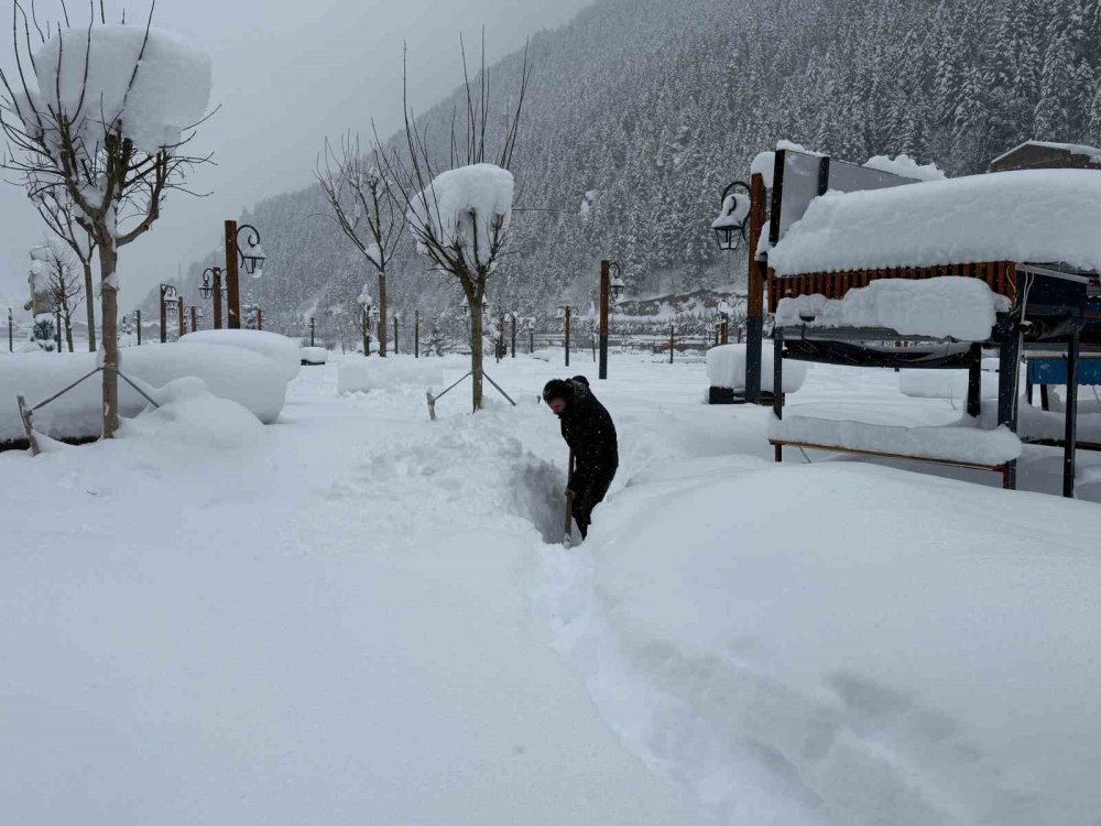 Uzungöl’de Kar Kalınlığı 1 Metreyi Aştı