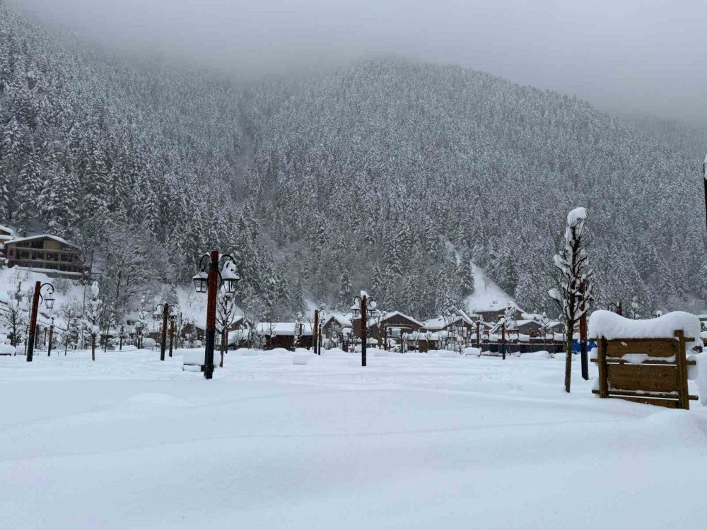 Uzungöl’de Kar Kalınlığı 1 Metreyi Aştı