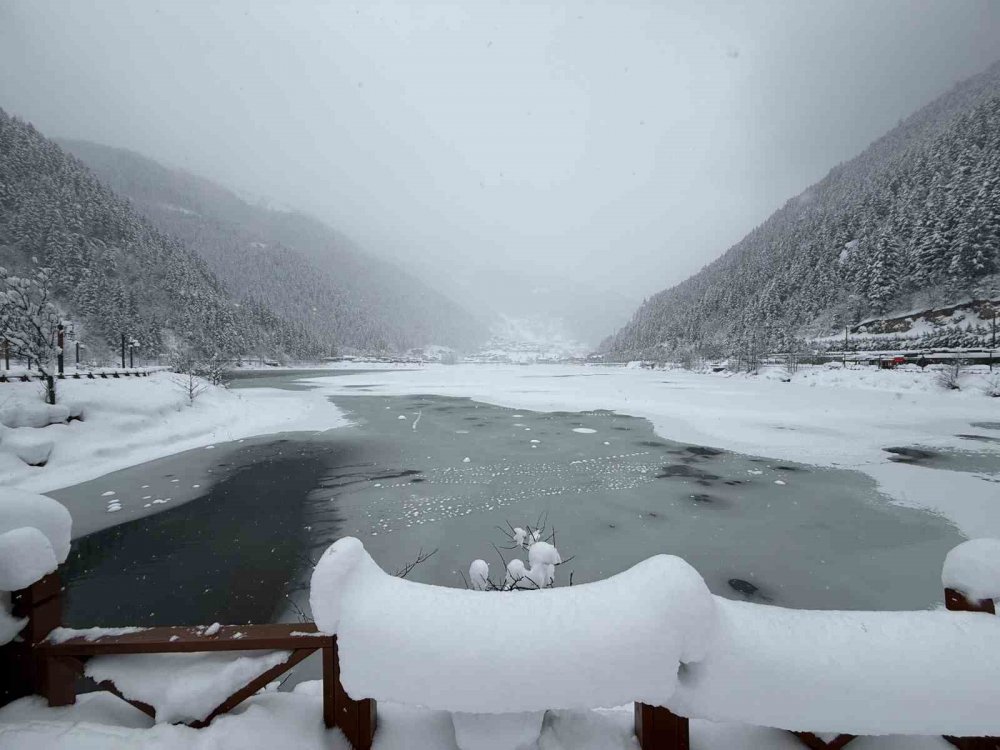 Uzungöl’de Kar Kalınlığı 1 Metreyi Aştı