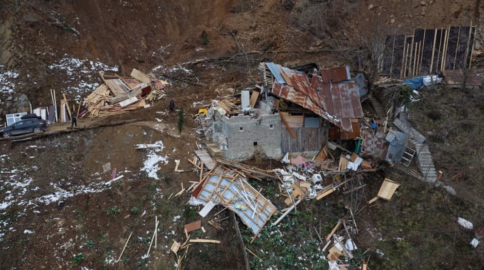İneklerine Ot Vermek İçin Geldiği Ahırda Heyelandan Son Anda Kurtuldu
