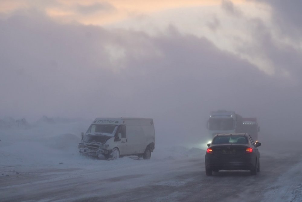 Erzurum-artvin Karayolunda Tipi Etkili Oldu, 6 Araç Kaza Yaptı