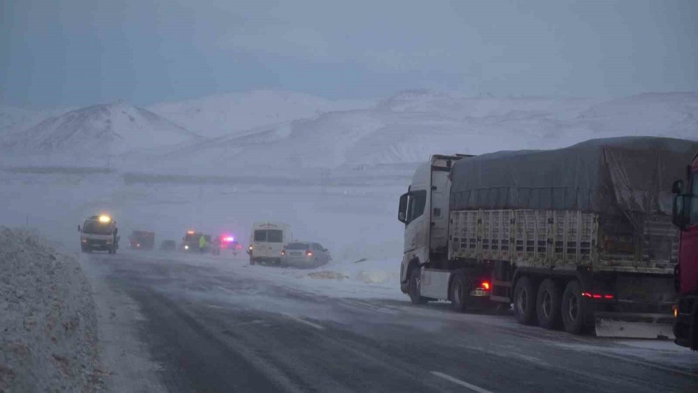 Erzurum-artvin Karayolunda Tipi Etkili Oldu, 6 Araç Kaza Yaptı