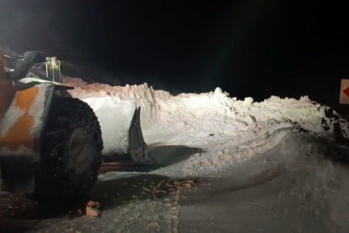 Gümüşhane’de Yağmurdere Karayoluna Çığ Düştü