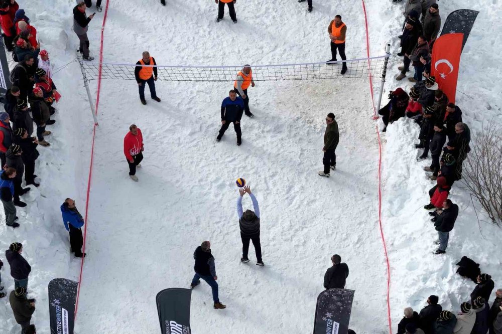 Gümüşhane’de 33. Kar Voleybolu Şenliği Ahmet Çalık Anısına Düzenlendi