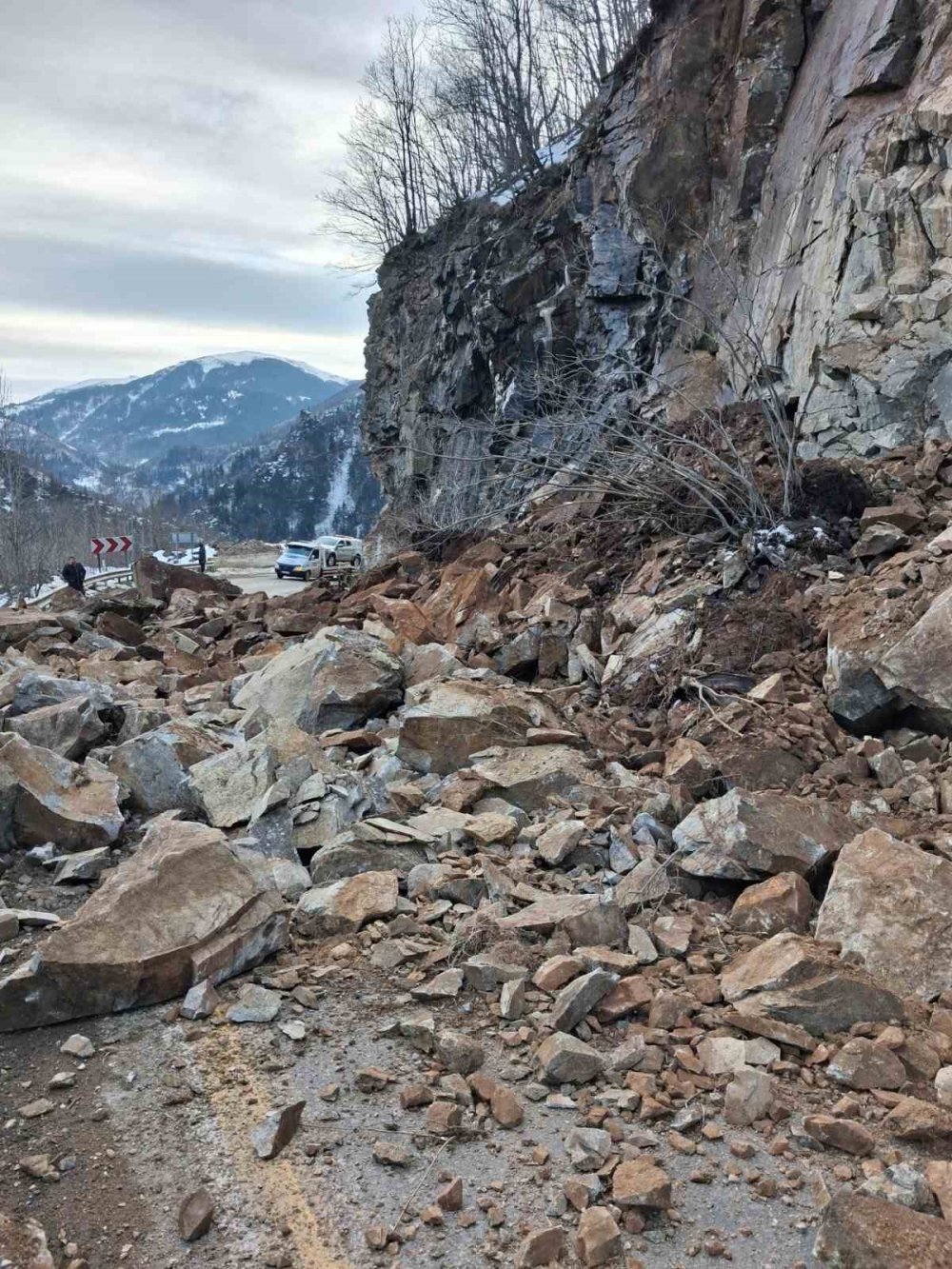Giresun-sivas Kara Yolunda Heyelan: Yol Kontrollü Olarak Ulaşıma Açıldı