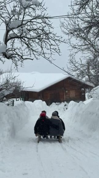 Şavşat’ta Geleneksel Tahta Kızaklarla Kış Eğlencesi