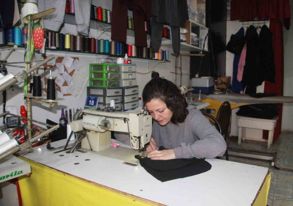 Fabrikaların Atık Kumaşlarını Satın Alıp, 20 Dakikada Kıyafet Üretiyor