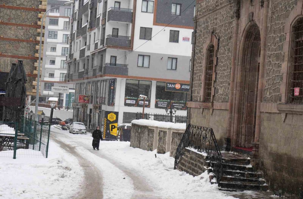 Erzurum’da 84 Köy Yolu Kardan Ulaşıma Kapandı