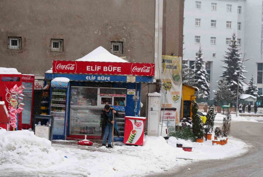 Erzurum’da 84 Köy Yolu Kardan Ulaşıma Kapandı