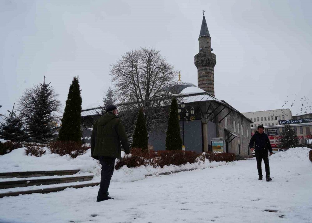 Erzurum’da 84 Köy Yolu Kardan Ulaşıma Kapandı