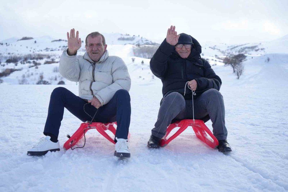 Bayburt’ta Yaşlıların Kar Eğlencesi: Kızakla Kaydılar, Kar Motoruyla Tur Attılar