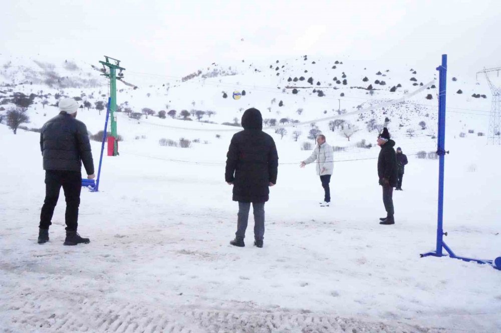 Bayburt’ta Yaşlıların Kar Eğlencesi: Kızakla Kaydılar, Kar Motoruyla Tur Attılar