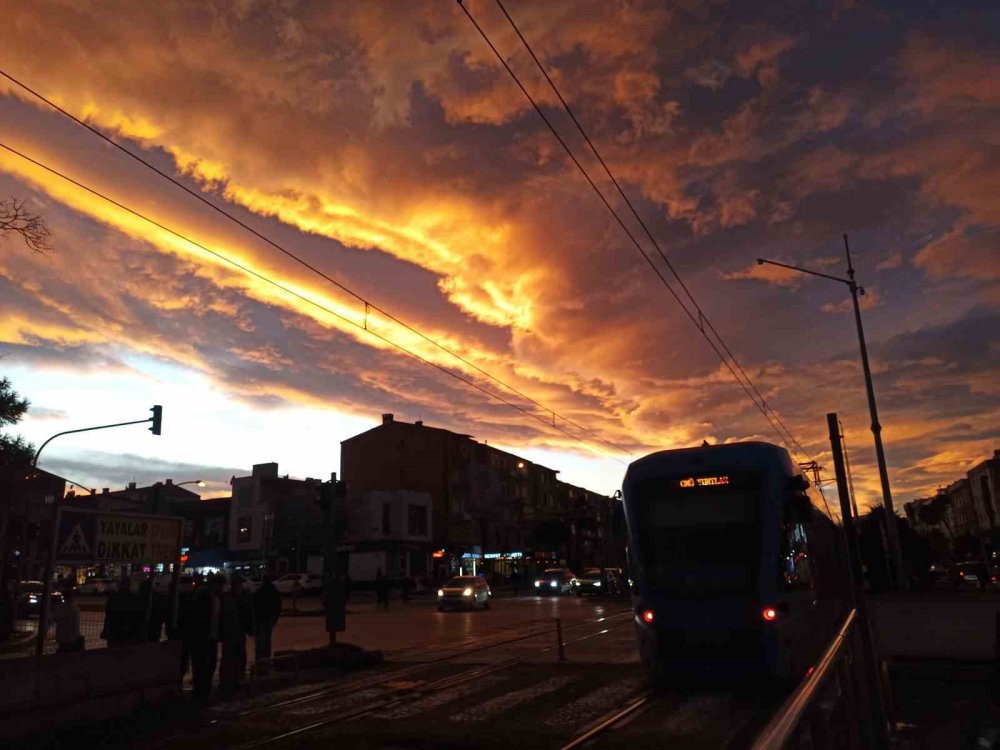 Samsun’dan Objektife Yansıyanlar: Gökyüzü Büyüledi, Şehir Işıkları Geceyi Aydınlattı
