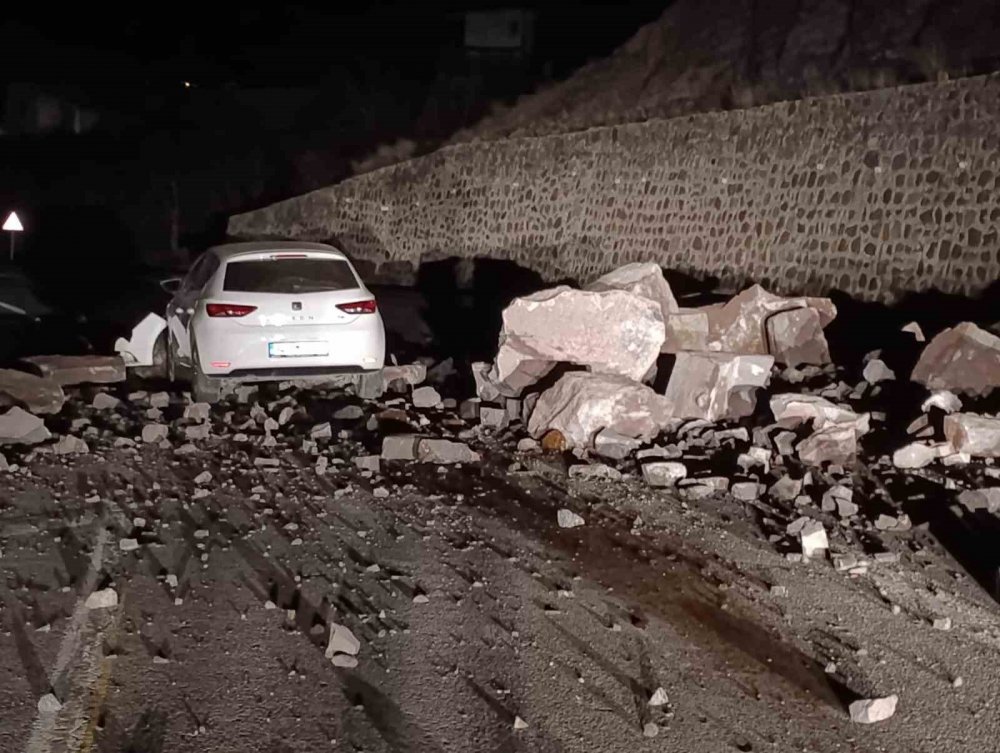 İspir - Erzurum Yolunda Gece Korku Dolu Anlar, Kaya Düşmesi Kazaya Neden Oldu