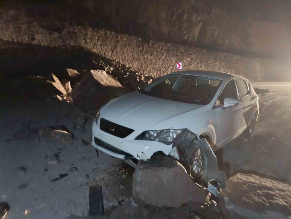 İspir - Erzurum Yolunda Gece Korku Dolu Anlar, Kaya Düşmesi Kazaya Neden Oldu