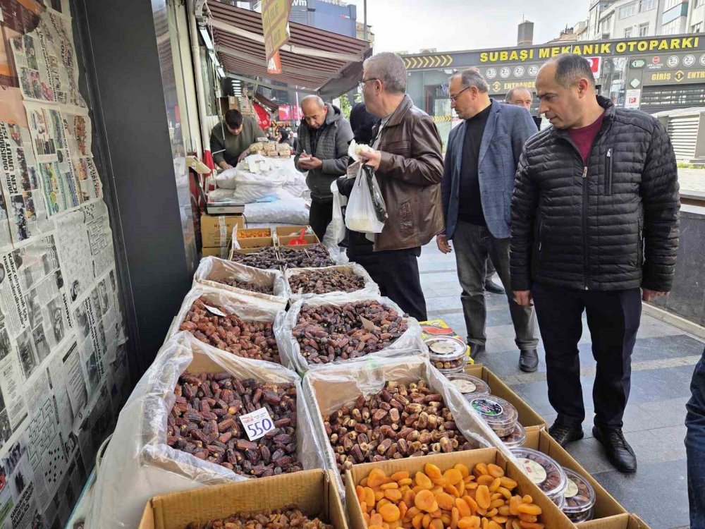 Ramazan’ın Vazgeçilmezi Hurmaya Yoğun İlgi