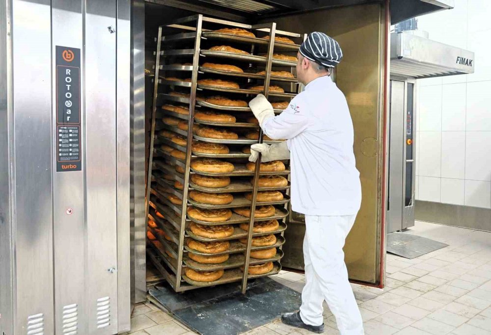 Belediyenin Ürettiği 300 Gramlık Ramazan Pidesi 20 Liradan Satışta