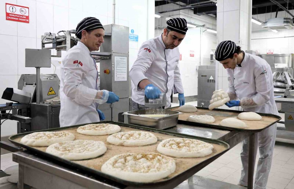 Belediyenin Ürettiği 300 Gramlık Ramazan Pidesi 20 Liradan Satışta