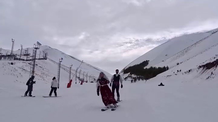 Palandöken’de Renkli Görüntüler: Pistler Geceleri Rengarenk Oldu, Dadaş Kıyafetiyle Zirveden Kaydılar