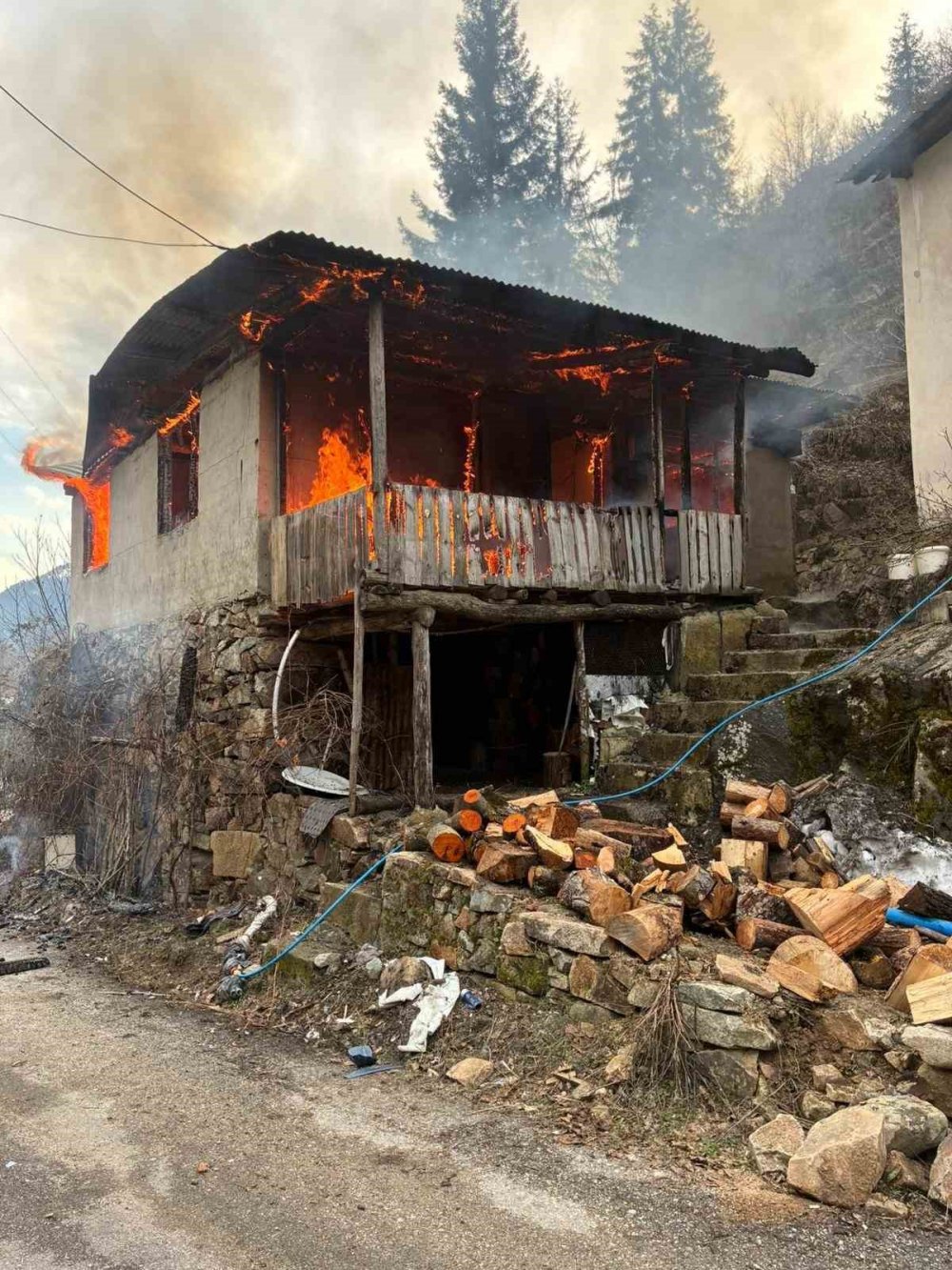 Artvin’de Cami Lojmanında Yangın