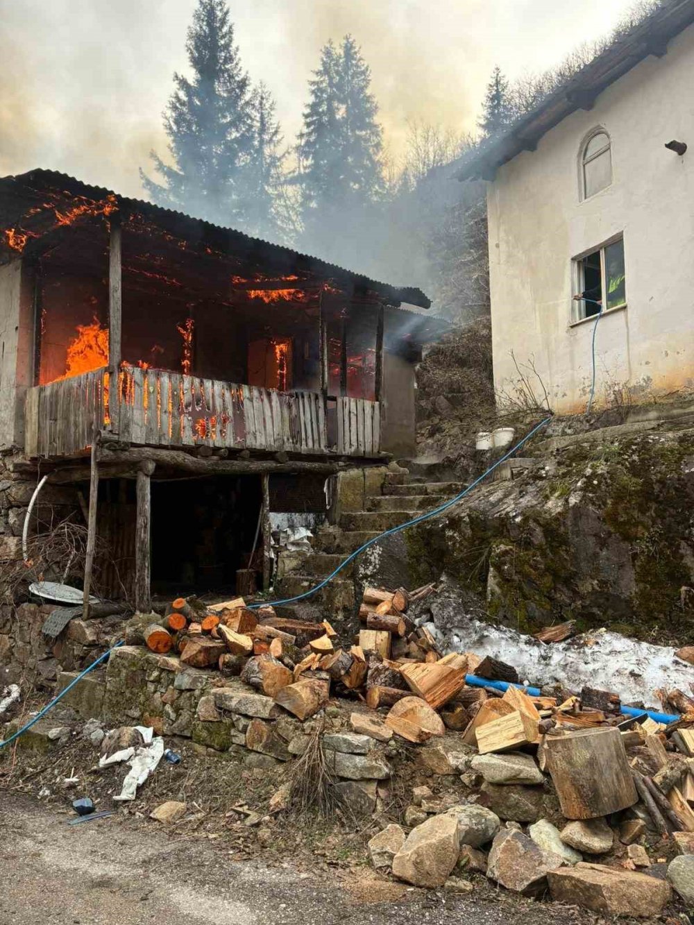 Artvin’de Cami Lojmanında Yangın