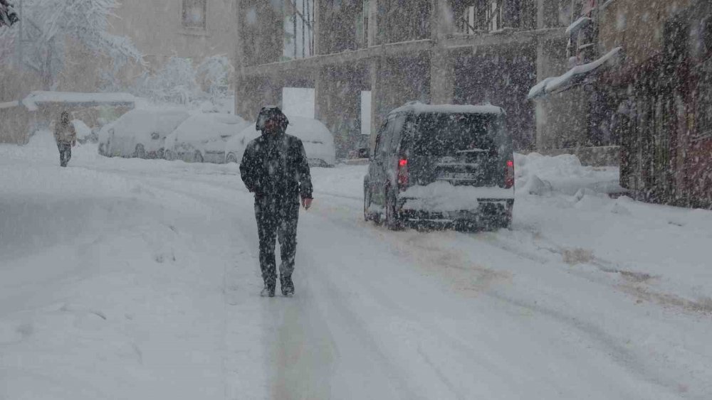 Bayburt’ta Yoğun Kar Yağışı: Araçlar Yolda Kaldı