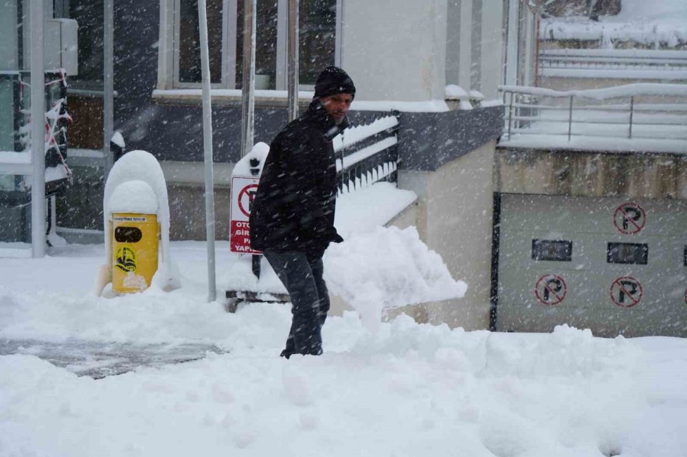 Bayburt’ta Yoğun Kar Yağışı: Araçlar Yolda Kaldı