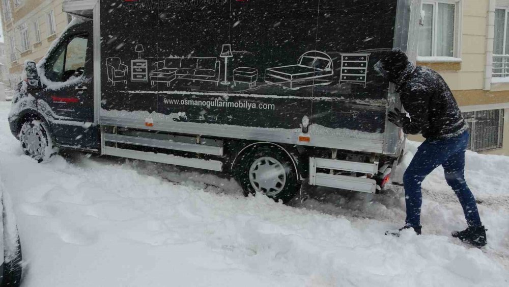 Bayburt’ta Yoğun Kar Yağışı: Araçlar Yolda Kaldı