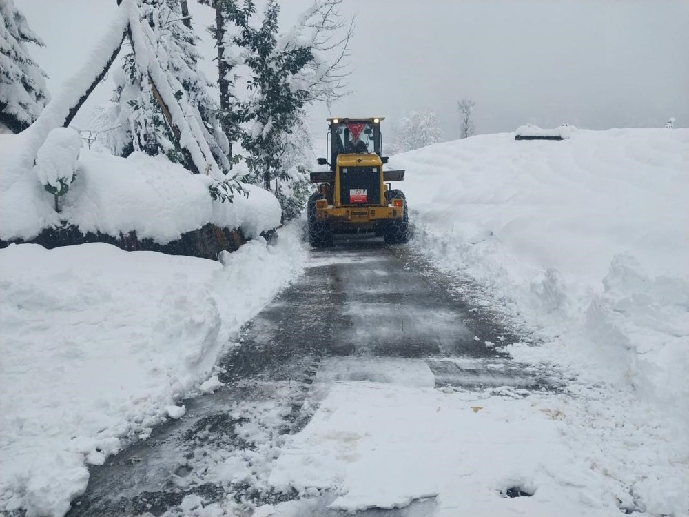 Rize’de Kar Yağışı 51 Köy Yolunu Ulaşıma Kapattı