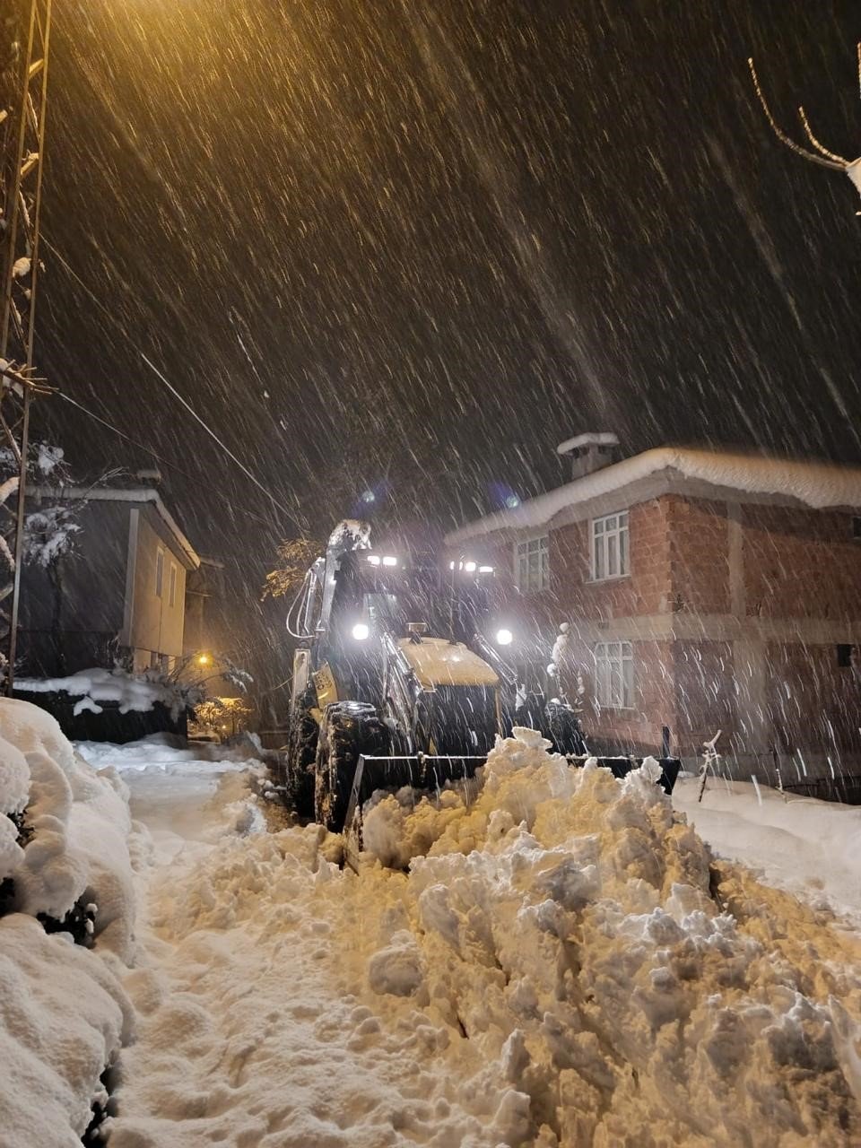 Rize’de Kar Yağışı 51 Köy Yolunu Ulaşıma Kapattı