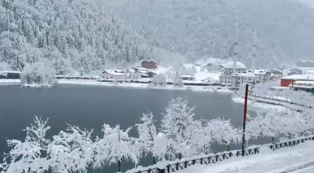 Uzungöl Beyaza Büründü: Kar Kalınlığı 1 Metreyi Aştı